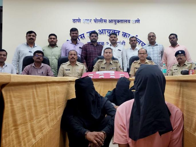 Broker arrested with two gold chain thieves in Bhiwandi; 28 tolas of gold seized from 3 persons | भिवंडीत दोन सोनसाखळी चोरांसह दलालास अटकट; 3 जणांकडून २८ तोळे सोने जप्त Broker arrested with two gold chain thieves in Bhiwandi; 28 tolas of gold seized from 3 persons | भिवंडीत दोन सोनसाखळी चोरांसह दलालास अटकट; 3 जणांकडून २८ तोळे सोने जप्त