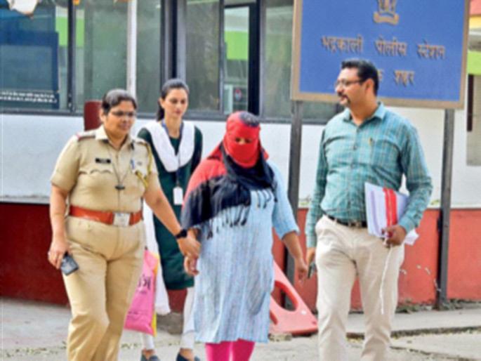 19 lakh found in 'that' woman's house; Milek was remanded in custody until Wednesday | ‘त्या’ महिलेच्या घरात सापडले १९ लाख; मायलेकांना बुधवारपर्यंत कोठडी 19 lakh found in 'that' woman's house; Milek was remanded in custody until Wednesday | ‘त्या’ महिलेच्या घरात सापडले १९ लाख; मायलेकांना बुधवारपर्यंत कोठडी