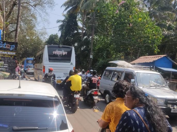 Tourists enter Goa to celebrate the weekend; However, there is a traffic problem | विकेण्ड साजरा करण्यास पर्यटक गोव्यात दाखल; वाहतुकीची मात्र कोंडी Tourists enter Goa to celebrate the weekend; However, there is a traffic problem | विकेण्ड साजरा करण्यास पर्यटक गोव्यात दाखल; वाहतुकीची मात्र कोंडी