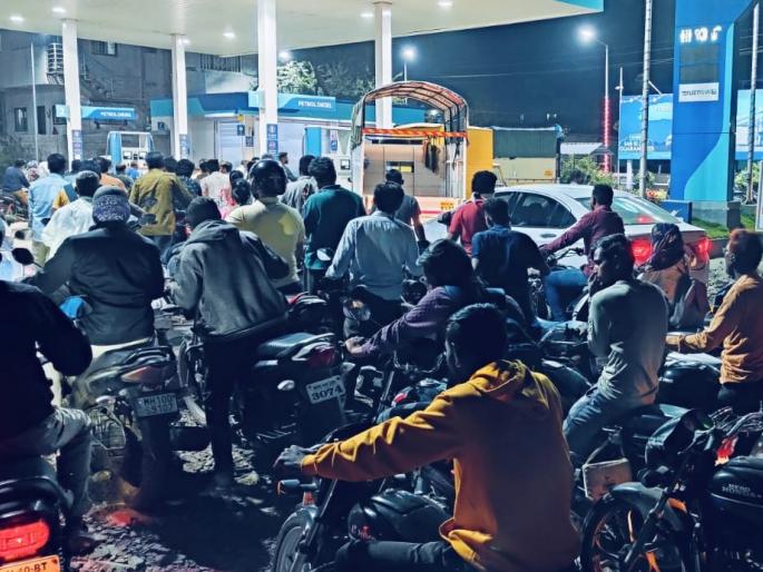 In Sangli, motorists crowd at petrol pumps, queue on roads | सांगलीमध्ये पेट्रोलपंपांवर वाहनधारकांची झुंबड, रस्त्यांवर रांगा In Sangli, motorists crowd at petrol pumps, queue on roads | सांगलीमध्ये पेट्रोलपंपांवर वाहनधारकांची झुंबड, रस्त्यांवर रांगा