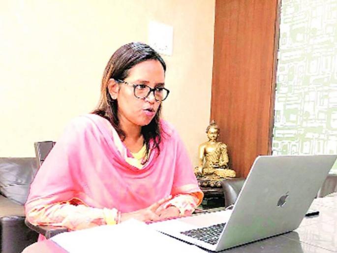 A basket of bananas from the school administration to the circular of the education department | शिक्षण विभागाच्या परिपत्रकाला केराची टोपली, शाळांकडून 'फी'साठी होतेय सक्ती A basket of bananas from the school administration to the circular of the education department | शिक्षण विभागाच्या परिपत्रकाला केराची टोपली, शाळांकडून 'फी'साठी होतेय सक्ती