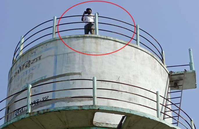 Virugiri sholeystyle of the youth alleging that the Gram Panchayat did not take note of the statement | ग्रामपंचायत निवेदनाची दखल घेत नसल्याने युवकाची विरुगीरी; गोळा झालं गाव  Virugiri sholeystyle of the youth alleging that the Gram Panchayat did not take note of the statement | ग्रामपंचायत निवेदनाची दखल घेत नसल्याने युवकाची विरुगीरी; गोळा झालं गाव