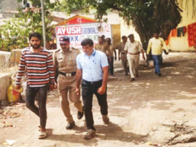 The brothers were arrested by the police | भाई लोकांची पोलिसांनी जिरवली, ड्या घालून परिसरात काढली वरात The brothers were arrested by the police | भाई लोकांची पोलिसांनी जिरवली, ड्या घालून परिसरात काढली वरात