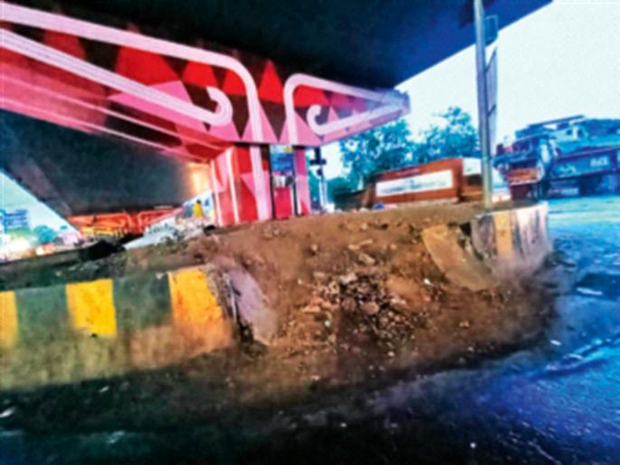 Potholes on cement roads, electricity off, trees uprooted | सिमेंटच्या रस्त्यावर खड्डे, विद्युत रोषणाई बंद, झाडांची वाताहत Potholes on cement roads, electricity off, trees uprooted | सिमेंटच्या रस्त्यावर खड्डे, विद्युत रोषणाई बंद, झाडांची वाताहत