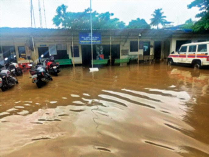 Vasai-Virar submerged in water; Water is water in the police station | वसई-विरार बुडाले पाण्यात; पोलिस ठाण्यात पाणीच पाणी Vasai-Virar submerged in water; Water is water in the police station | वसई-विरार बुडाले पाण्यात; पोलिस ठाण्यात पाणीच पाणी