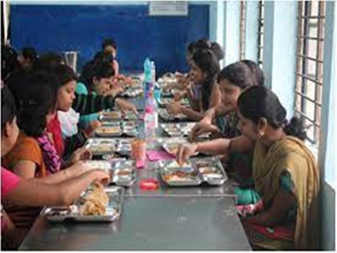 Multi-crore food contracts to certain companies | विशिष्ट कंपन्यांना भोजन कंत्राट, जवळपास 1200 कोटींचे टेंडर Multi-crore food contracts to certain companies | विशिष्ट कंपन्यांना भोजन कंत्राट, जवळपास 1200 कोटींचे टेंडर