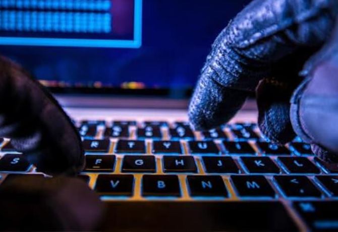 Airline woman's account empty; The amount disappeared on the flight | विमान कंपनीतील महिलेचे खाते रिकामे; फ्लाइटवर जाताच रक्कम गायब