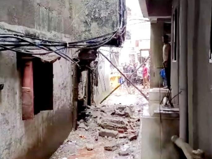 Woman killed in dangerous building collapse in Bhiwandi | भिवंडीत धोकादायक इमारतीचा सज्जा कोसळून महिला ठार Woman killed in dangerous building collapse in Bhiwandi | भिवंडीत धोकादायक इमारतीचा सज्जा कोसळून महिला ठार