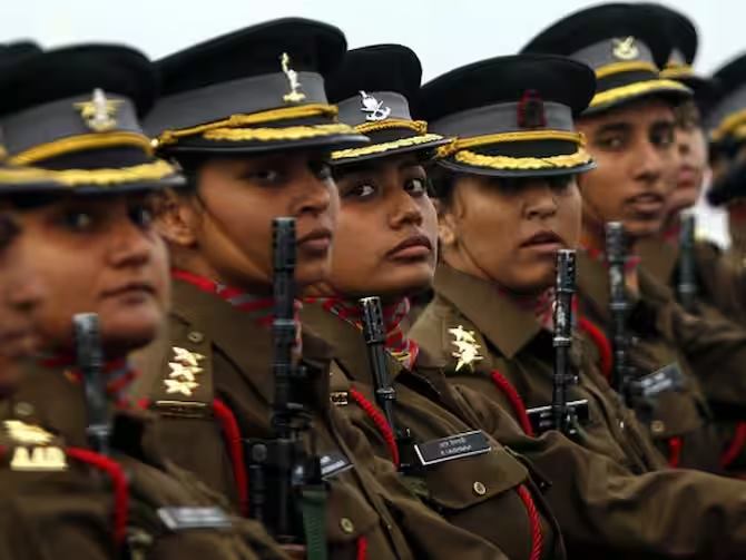 A female colonel will fire howitzer cannons and rockets at the enemy | शत्रूवर हॉवित्झर तोफ आणि रॉकेट चालविणार महिला कर्नल