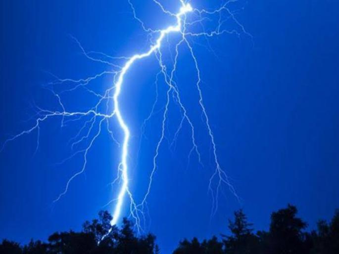 Lightning strikes women farm workers; One died on the spot | शेतमजूर महिलांवर कोसळली वीज; एकीचा जागीच मृत्यू, १ गंभीर Lightning strikes women farm workers; One died on the spot | शेतमजूर महिलांवर कोसळली वीज; एकीचा जागीच मृत्यू, १ गंभीर