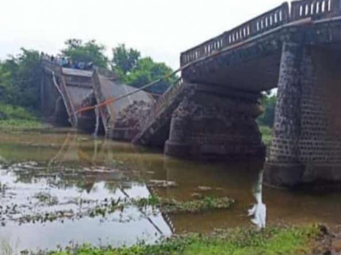 A bridge connecting Maharashtra-Gujarat near Nandurbar collapsed | महाराष्ट्र-गुजरातला जोडणारा नंदुरबार नजीकचा पूल कोसळला, व्हिडिओ व्हायरल A bridge connecting Maharashtra-Gujarat near Nandurbar collapsed | महाराष्ट्र-गुजरातला जोडणारा नंदुरबार नजीकचा पूल कोसळला, व्हिडिओ व्हायरल
