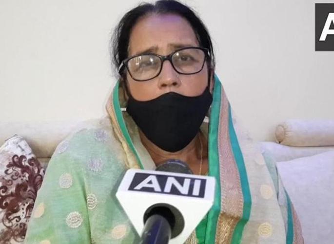 Don't give mobile phones to girls, the answer of the chairperson of the women's commission meena kumari to the question of rape | मुलींना मोबाईल देऊ नका, बलात्काराच्या प्रश्नावर महिला आयोगाच्या सदस्यांचं अजबच उत्तर Don't give mobile phones to girls, the answer of the chairperson of the women's commission meena kumari to the question of rape | मुलींना मोबाईल देऊ नका, बलात्काराच्या प्रश्नावर महिला आयोगाच्या सदस्यांचं अजबच उत्तर