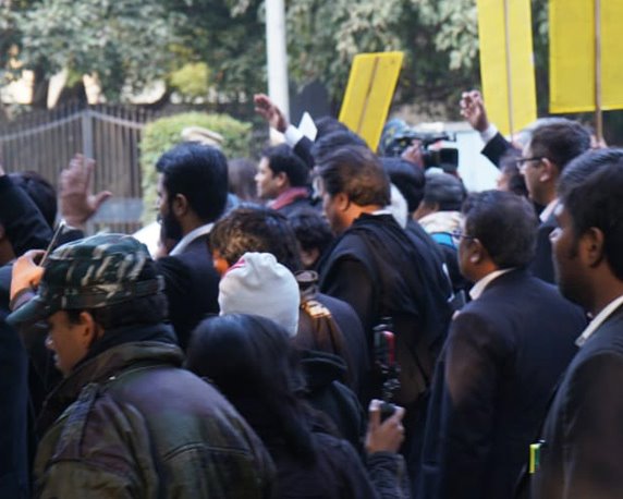 Bogus female lawyer practicing for fourteen years, arrested by police | बोगस महिला वकिलाची तब्बल चौदा वर्षे प्रॅक्टीस, पोलिसांनी केली अटक