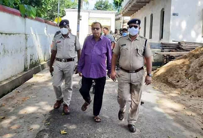 BJP leader and former minister Shyamaprasad Mukherjee arrested, remanded in custody for 4 days | भाजप नेते माजी मंत्री श्यामाप्रसाद मुखर्जींना अटक, 4 दिवसांची पोलीस कोठडी BJP leader and former minister Shyamaprasad Mukherjee arrested, remanded in custody for 4 days | भाजप नेते माजी मंत्री श्यामाप्रसाद मुखर्जींना अटक, 4 दिवसांची पोलीस कोठडी