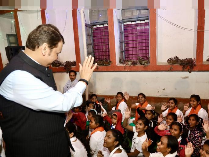 I was the last bencher in the class, Devendra Fadnavis told about his childhood in Nagpur school | मी वर्गातील लास्ट बेंचर्स, फडणवीसांनी सांगितलं नागपूरच्या शाळेतील बालपण I was the last bencher in the class, Devendra Fadnavis told about his childhood in Nagpur school | मी वर्गातील लास्ट बेंचर्स, फडणवीसांनी सांगितलं नागपूरच्या शाळेतील बालपण