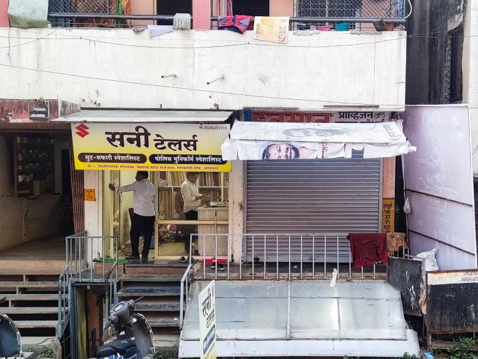 After the warning of the movement, the administration woke up, and finally 'that' Pantapari was knocked down | आंदोलनाच्या ईशाऱ्यानंतर प्रशासनाला जाग; अखेर ‘त्या’ पानटपरीला ठोकले टाळे After the warning of the movement, the administration woke up, and finally 'that' Pantapari was knocked down | आंदोलनाच्या ईशाऱ्यानंतर प्रशासनाला जाग; अखेर ‘त्या’ पानटपरीला ठोकले टाळे