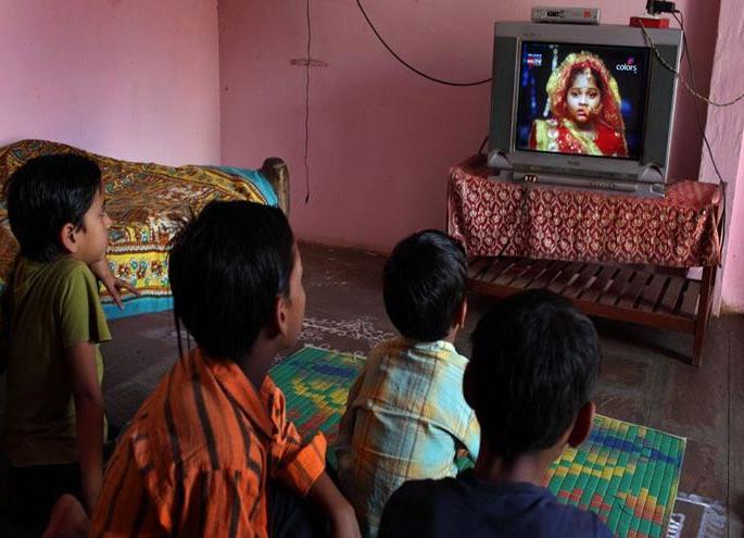 Appreciable decision... TV, mobile phones in the village are off for two hours every day | ग्रामपंचायतीचा कौतुकास्पद ठराव; गावातील टीव्ही, मोबाइल रोज दोन तास बंद