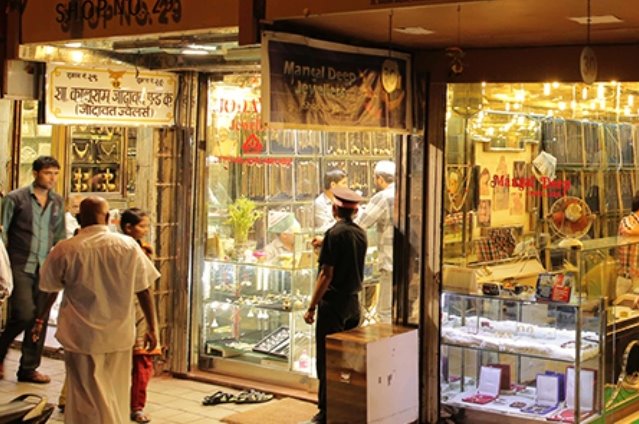 A bomb was planted in the food street of Zaveri Bazar, a young man from Solapur was arrested in Mumbai | झवेरी बाजारातल्या खाऊ गल्लीत बॉम्ब ठेवलाय, सोलापूरचा तरुण मुंबईत अटकेत A bomb was planted in the food street of Zaveri Bazar, a young man from Solapur was arrested in Mumbai | झवेरी बाजारातल्या खाऊ गल्लीत बॉम्ब ठेवलाय, सोलापूरचा तरुण मुंबईत अटकेत