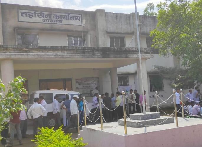 150 farmers from six villages stayed at Tehsil office for 7 hours | सहा गावातील १५० शेतकऱ्यांचा ७ तास तहसील कार्यालयात ठिय्या 150 farmers from six villages stayed at Tehsil office for 7 hours | सहा गावातील १५० शेतकऱ्यांचा ७ तास तहसील कार्यालयात ठिय्या