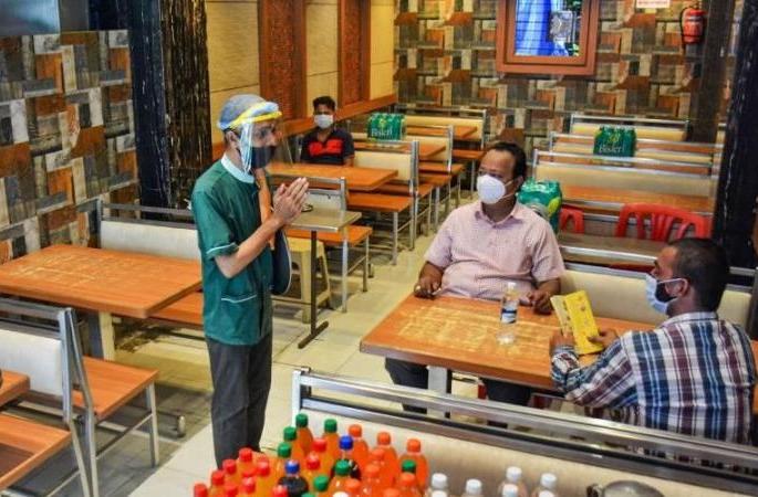 Restrictions on curfews relaxed by Collector; Satisfaction among traders | जिल्हाधिकाऱ्यांकडून संचारबंदीचे निर्बंध शिथील; व्यापाऱ्यांमध्ये समाधान