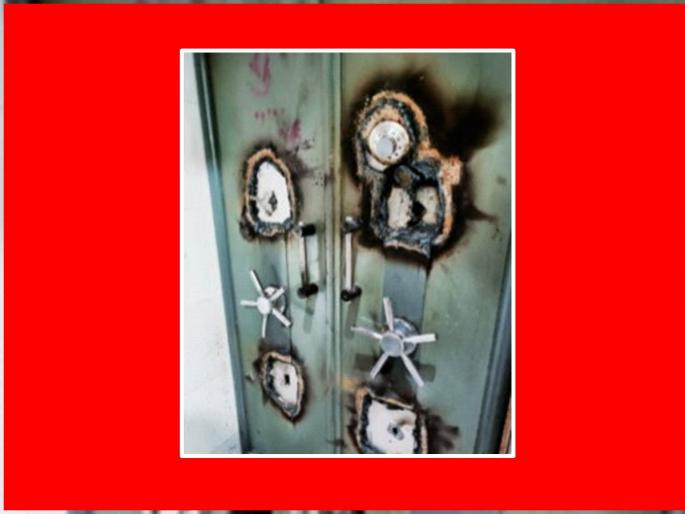...but the safe of gold ornaments was not broken | ...पण सोन्याच्या दागिन्यांची तिजोरी फुटलीच नाही ...but the safe of gold ornaments was not broken | ...पण सोन्याच्या दागिन्यांची तिजोरी फुटलीच नाही