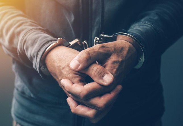 Becoming a 'policeman' of the police and robbing the trader in mumbai | पोलिसाचा 'पोलीस' बनून व्यापाऱ्याला गंडा, अटकेच्या भीतीने दिले पैसे Becoming a 'policeman' of the police and robbing the trader in mumbai | पोलिसाचा 'पोलीस' बनून व्यापाऱ्याला गंडा, अटकेच्या भीतीने दिले पैसे