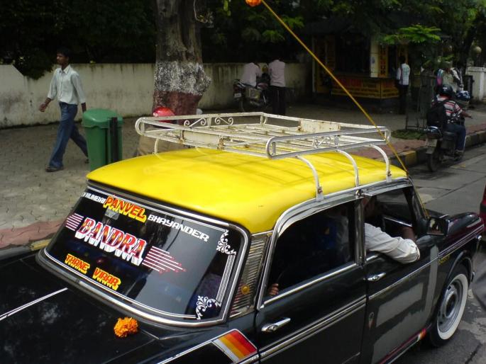 Brokers charge an additional Rs 250 for updating the meter; Drivers block the road | मीटर अद्ययावत करण्यासाठी दलाल आकारतात अतिरिक्त २५० रुपये; चालकांनी केला रास्ता रोको Brokers charge an additional Rs 250 for updating the meter; Drivers block the road | मीटर अद्ययावत करण्यासाठी दलाल आकारतात अतिरिक्त २५० रुपये; चालकांनी केला रास्ता रोको