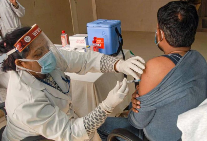 Crowds for vaccinations for fear of a third wave | तिसऱ्या लाटेच्या भीतीने लसीकरणासाठी गर्दी