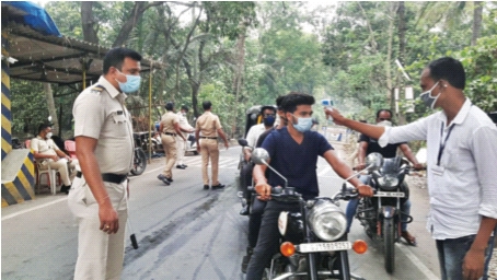 Roadblocks, railway stations, checkpoints, health teams | काेराेनाला राेखण्यासाठी ‘नाकेबंदी’, रेल्वेस्थानक, नाक्यांवर पाेलीस, आराेग्य पथके Roadblocks, railway stations, checkpoints, health teams | काेराेनाला राेखण्यासाठी ‘नाकेबंदी’, रेल्वेस्थानक, नाक्यांवर पाेलीस, आराेग्य पथके