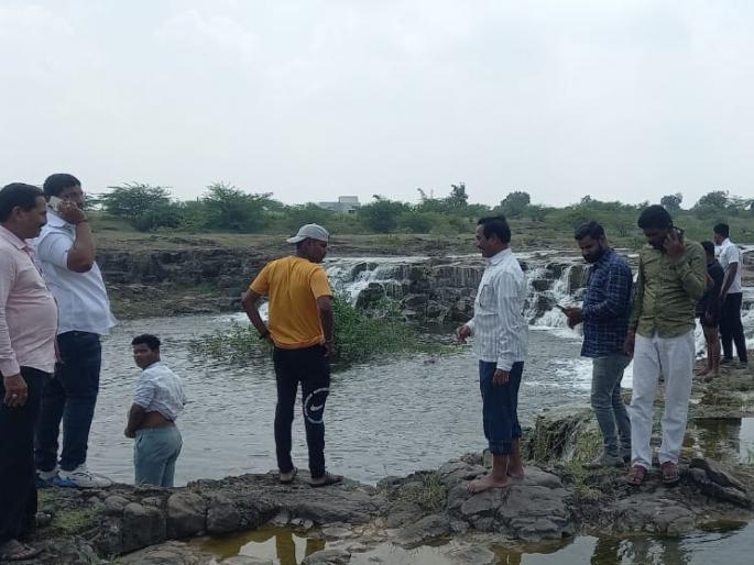 A youth who went swimming in the Banganga river drowned in the lake | बाणगंगा नदीत पोहण्यास गेलेल्या युवकाचा तलावात बुडून मृत्यू A youth who went swimming in the Banganga river drowned in the lake | बाणगंगा नदीत पोहण्यास गेलेल्या युवकाचा तलावात बुडून मृत्यू