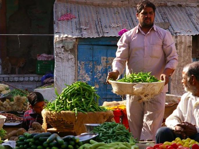 Pea Rs 200 per kg, vegetables hit by inflation | वाटाणा २०० रुपये किलो, भाजीपाल्याला महागाईचा तडका Pea Rs 200 per kg, vegetables hit by inflation | वाटाणा २०० रुपये किलो, भाजीपाल्याला महागाईचा तडका