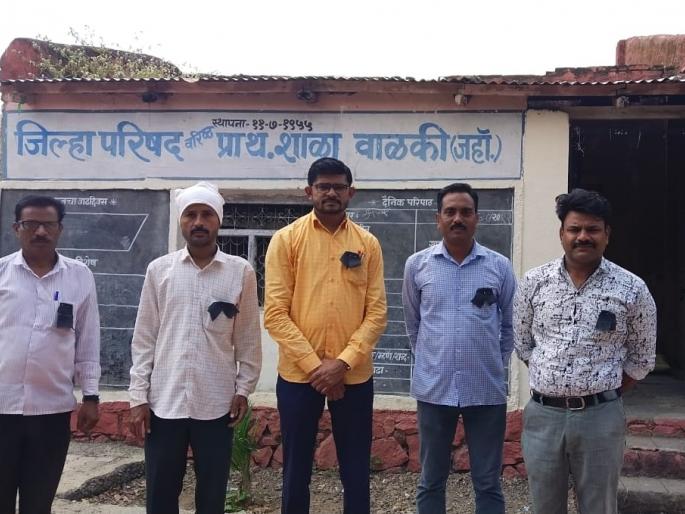 Protest by teachers across the district wearing black ribbons in washim | 'त्या' शाळा बंद करण्याच्या निर्णयाचा, शिक्षकांचे काळी फित लावून आंदोलन Protest by teachers across the district wearing black ribbons in washim | 'त्या' शाळा बंद करण्याच्या निर्णयाचा, शिक्षकांचे काळी फित लावून आंदोलन