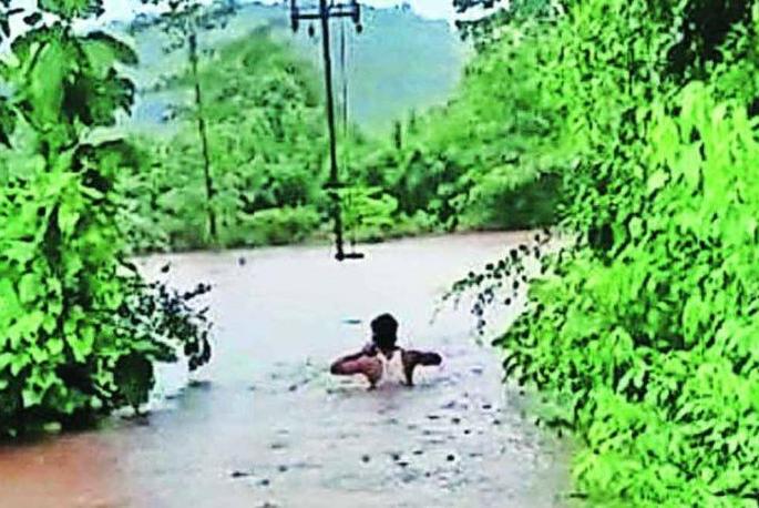 Dutifulness ... Wireman tied a rope around his feet and landed in the flood waters in ratnagiri | कर्तव्यनिष्ठेला सलाम... भर पावसात पायाला दोरी बांधून वायरमन उतरले पुराच्या पाण्यात