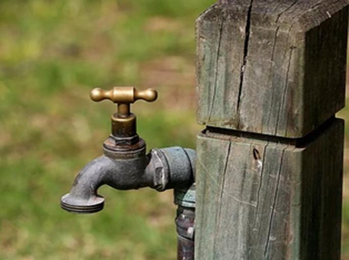 Radha in Shiv Sena-NCP, corporators in Municipal Corporation clashed over water issue in kdmc | पाणीप्रश्नावरून शिवसेना-राष्ट्रवादीत राडा, महापालिकेत नगरसेवक भिडले Radha in Shiv Sena-NCP, corporators in Municipal Corporation clashed over water issue in kdmc | पाणीप्रश्नावरून शिवसेना-राष्ट्रवादीत राडा, महापालिकेत नगरसेवक भिडले