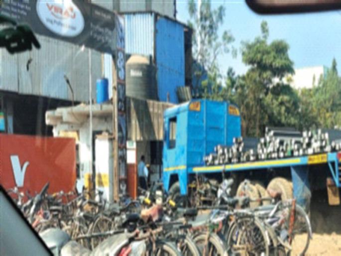 Heavy traffic in dangerous conditions in Tarapur | तारापूरमध्ये धोकादायक स्थितीत अवजड वाहतूक Heavy traffic in dangerous conditions in Tarapur | तारापूरमध्ये धोकादायक स्थितीत अवजड वाहतूक