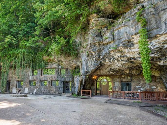 World most luxurious cave is going to sell see pics | जगातली सर्वात सुंदर गुहा विक्रीला, या लक्झरी गुहेची किंमत वाचून व्हाल थक्क! World most luxurious cave is going to sell see pics | जगातली सर्वात सुंदर गुहा विक्रीला, या लक्झरी गुहेची किंमत वाचून व्हाल थक्क!