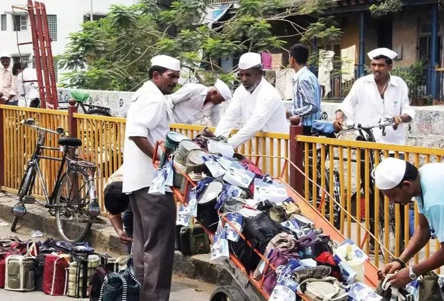 Social decision of Mumbai's Dabewalas, Dharamshala to be given for Kovid Center | मुंबईच्या डबेवाल्यांचा समाजशील निर्णय, कोविड सेंटरसाठी देणार धर्मशाळा Social decision of Mumbai's Dabewalas, Dharamshala to be given for Kovid Center | मुंबईच्या डबेवाल्यांचा समाजशील निर्णय, कोविड सेंटरसाठी देणार धर्मशाळा