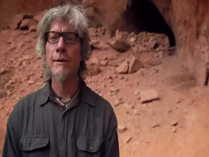 Man lived In Cave : Left a comfortable life and lived in a cave for 16 years | Man lived In Cave : आरामदायक आयुष्य सोडून 16 वर्षे गुहेत राहिला, कारण काय तर... Man lived In Cave : Left a comfortable life and lived in a cave for 16 years | Man lived In Cave : आरामदायक आयुष्य सोडून 16 वर्षे गुहेत राहिला, कारण काय तर...