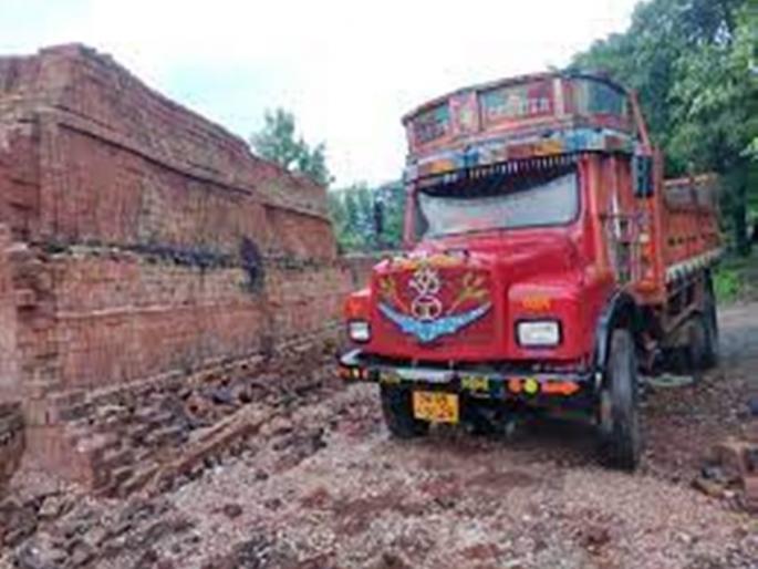 Three girls died on the spot when a truck crashed into a hut | कोळशाने भरलेला ट्रक झोपडीवर कोसळून तीन मुलींचा जागीच मृत्यू Three girls died on the spot when a truck crashed into a hut | कोळशाने भरलेला ट्रक झोपडीवर कोसळून तीन मुलींचा जागीच मृत्यू