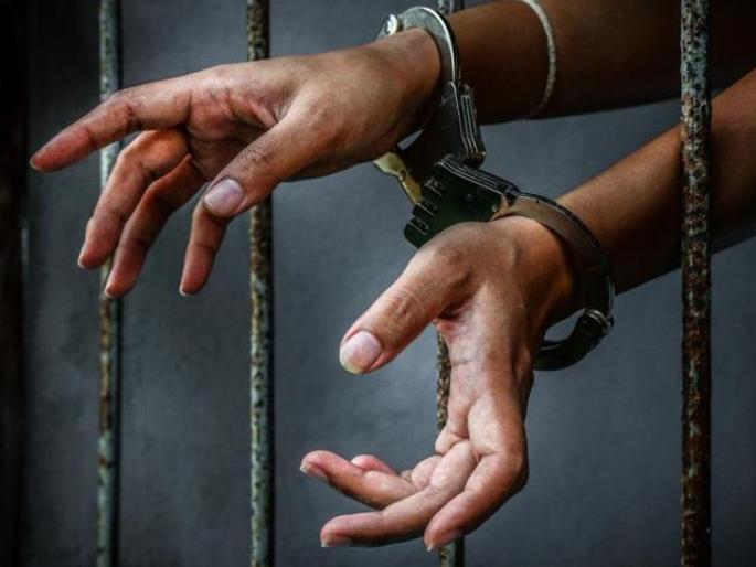 Fourteen lakh student fees were laundered, a female clerk was arrested | विद्यार्थ्यांच्या फीचे चौदा लाख लाटले, महिला लिपिकाला केली अटक Fourteen lakh student fees were laundered, a female clerk was arrested | विद्यार्थ्यांच्या फीचे चौदा लाख लाटले, महिला लिपिकाला केली अटक