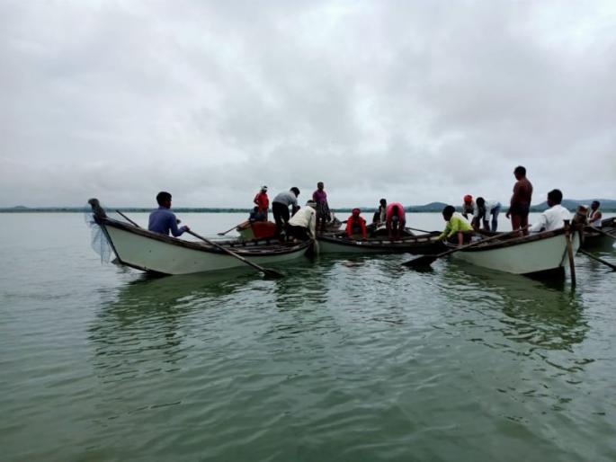 Fishermen drown in Nagpur district due to power outage; One survived | वीज काेसळल्याने नागपूर जिल्ह्यात मच्छीमार बुडाला; एक जण वाचला Fishermen drown in Nagpur district due to power outage; One survived | वीज काेसळल्याने नागपूर जिल्ह्यात मच्छीमार बुडाला; एक जण वाचला