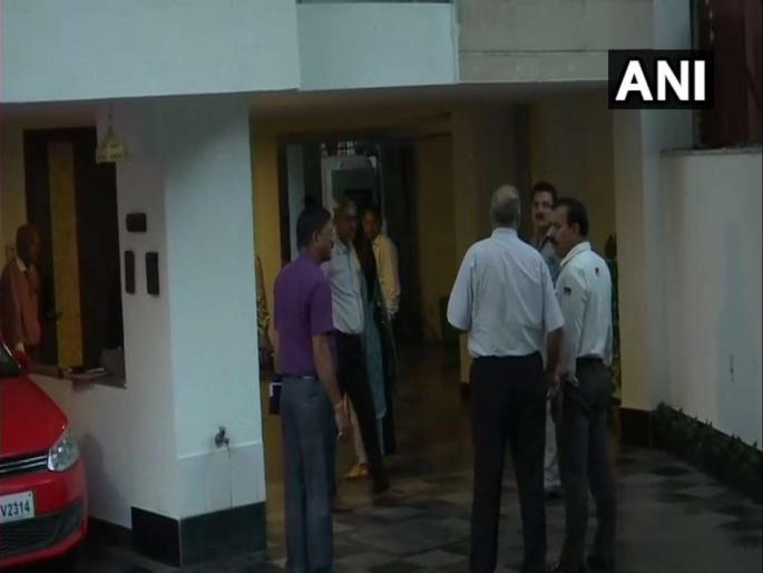 CBI team goes for Chidambaram's arrest, but returns empty handed! | चिदंबरम यांच्या अटकेसाठी सीबीआयचं पथक गेलं, पण रिकाम्या हातीच परतलं! CBI team goes for Chidambaram's arrest, but returns empty handed! | चिदंबरम यांच्या अटकेसाठी सीबीआयचं पथक गेलं, पण रिकाम्या हातीच परतलं!