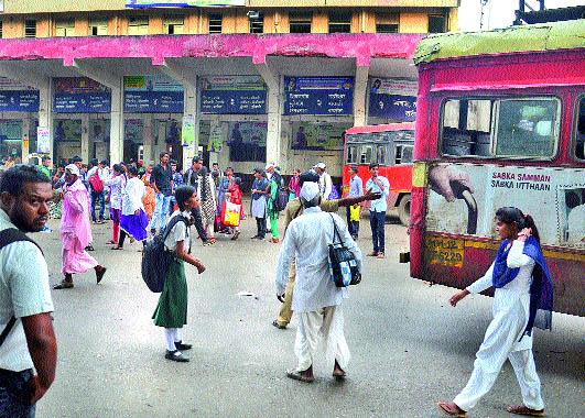 Lathas of the woman's 1.5-lakh jewelery worth CBS | सीबीएसमधून महिलेचे दीड लाखाचे दागिने लंपास Lathas of the woman's 1.5-lakh jewelery worth CBS | सीबीएसमधून महिलेचे दीड लाखाचे दागिने लंपास