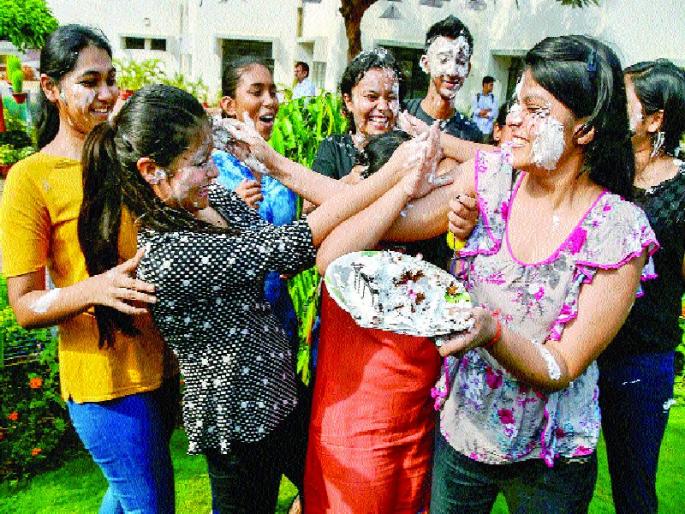 CBSE 10th Result 2018: CBSE stays with SSC students; Three girls in the top four | CBSE 10th Result 2018: सीबीएसई दहावीतही विद्यार्थिनींचीच बाजी; अव्वल चौघांमध्ये तीन मुली CBSE 10th Result 2018: CBSE stays with SSC students; Three girls in the top four | CBSE 10th Result 2018: सीबीएसई दहावीतही विद्यार्थिनींचीच बाजी; अव्वल चौघांमध्ये तीन मुली
