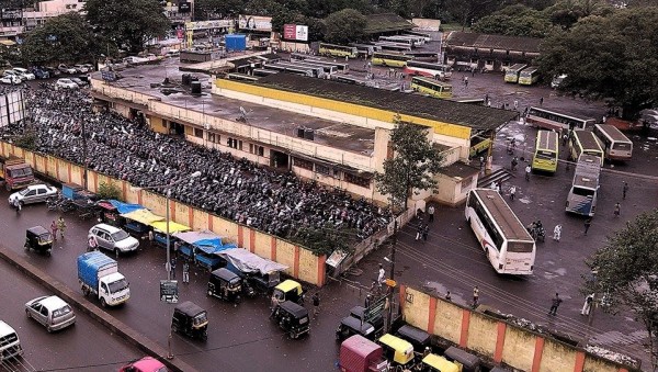 Karnataka S.T. Corporation strike: Bhurdand passengers | कर्नाटक एस.टी. महामंडळाचा संप : भुर्दंड प्रवाशांना Karnataka S.T. Corporation strike: Bhurdand passengers | कर्नाटक एस.टी. महामंडळाचा संप : भुर्दंड प्रवाशांना