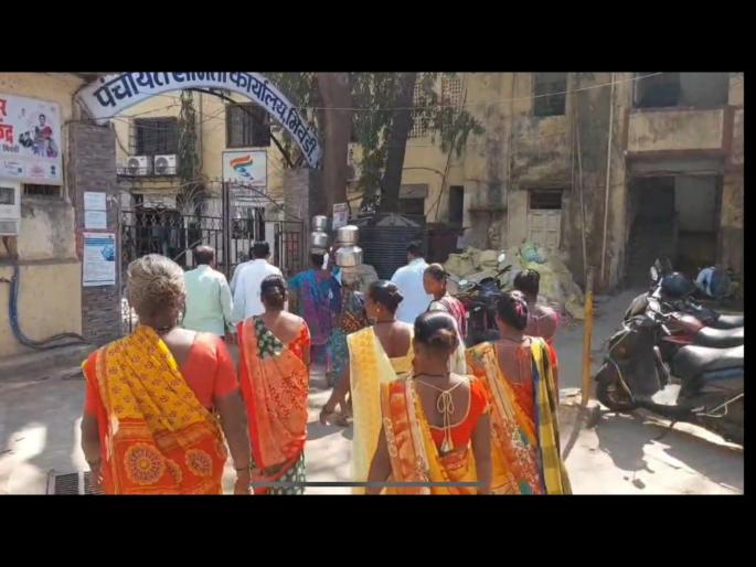 Handa march of tribal women at Bhiwandi Panchayat Samiti for right water | हक्काच्या पाण्यासाठी भिवंडी पंचायत समितीवर आदिवासी महिलांचा हंडा मोर्चा Handa march of tribal women at Bhiwandi Panchayat Samiti for right water | हक्काच्या पाण्यासाठी भिवंडी पंचायत समितीवर आदिवासी महिलांचा हंडा मोर्चा