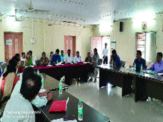 Review meeting: Officers order tree trunks, flood victims | आढावा बैठकीत अधिकाऱ्यांची झाडाझडती, पूरबाधितांच्या पंचनाम्याचे आदेश