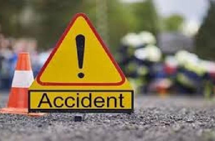 a running car hit the bridge wall and overturned | भरधाव कार पुलाच्या कठड्यावर धडकून उलटली