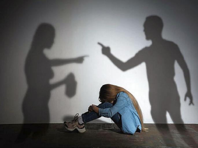 An innocent child should not be oppressed because of parents quarrel; The HC slams highly educated couple | मातापित्याच्या भांडणात मुलांची हेळसांड नको; हायकोर्टाने टोचले उच्चशिक्षित दाम्पत्याचे कान An innocent child should not be oppressed because of parents quarrel; The HC slams highly educated couple | मातापित्याच्या भांडणात मुलांची हेळसांड नको; हायकोर्टाने टोचले उच्चशिक्षित दाम्पत्याचे कान