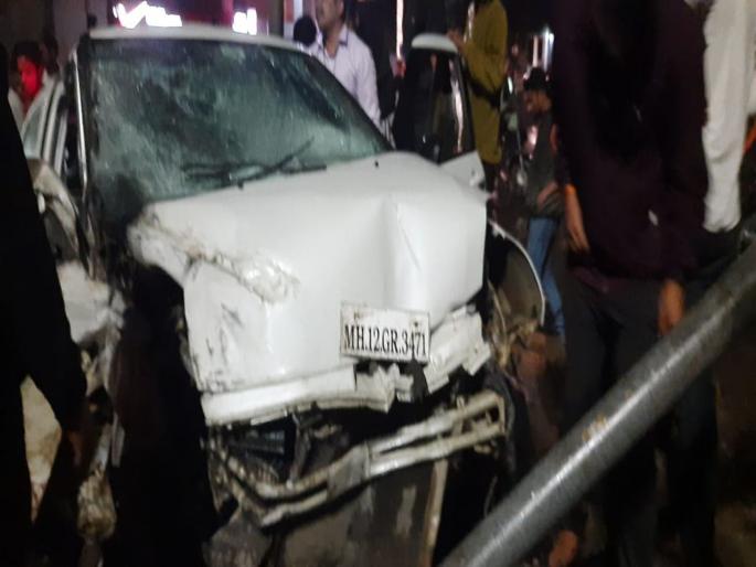 A speeding car hit a wall in Latur's No. 5 Chowk | लातूरच्या पाच नंबर चौकात भरधाव कार कठड्यावर आदळली A speeding car hit a wall in Latur's No. 5 Chowk | लातूरच्या पाच नंबर चौकात भरधाव कार कठड्यावर आदळली